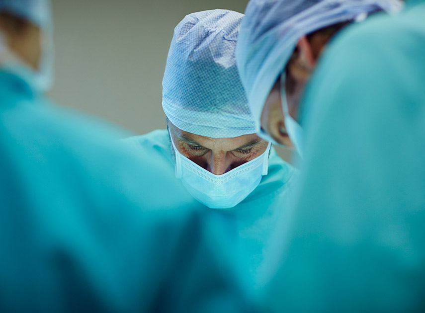Surgical-team-in-operating-room